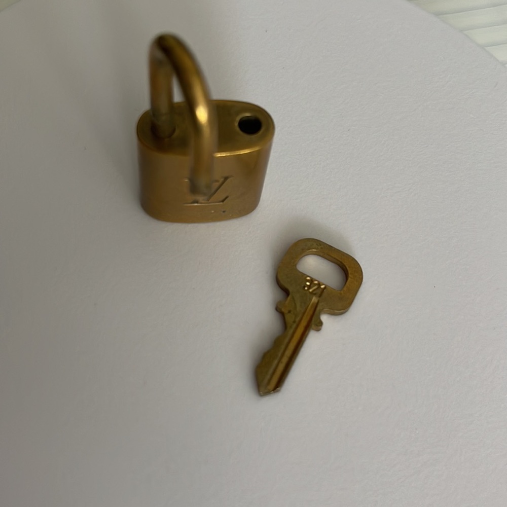 LV Lock and Key 321 - Picture 2 of 4